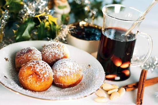 defr serveres aebleskiver og gløgg i borgernes hus