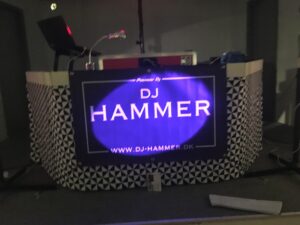 DJ Hammer spiller op til dans